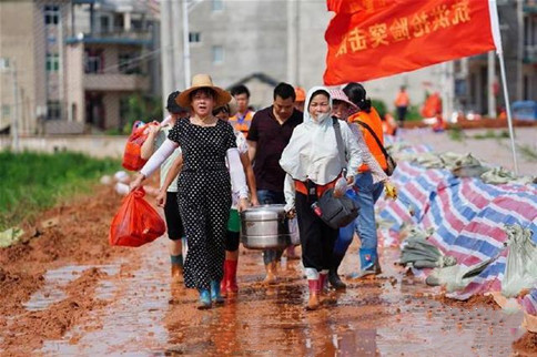 江西阿姨放弃广场舞上堤抗洪