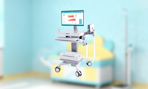 儿保科医生为儿童进行超声骨密度检测