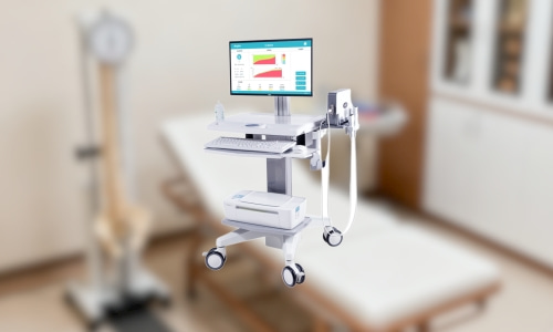 骨科医生使用超声骨密度仪进行检测